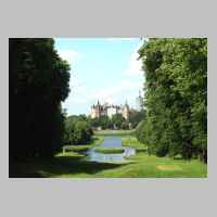 59-05-1195 8. Schirrauer Kirchspieltreffen 2005 - Blick durch den Schlosspark auf das schoene Schloss in Schwerin.JPG